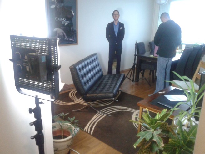 Möbler flyttas och lampor riggas upp.