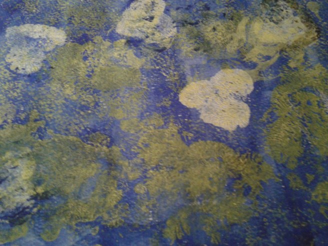 Näckrosdamm? Började med att trycka in vita hjärtan på blå botten, sedan blev det vad det blev :-)