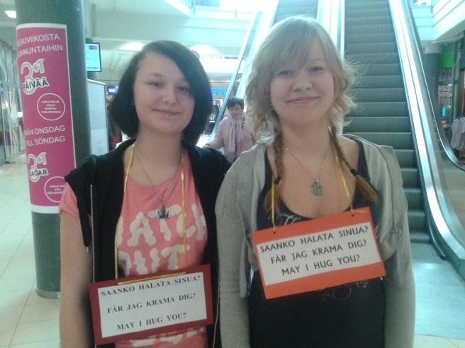 Två flickor som delade ut gratis kramar i Borgå.