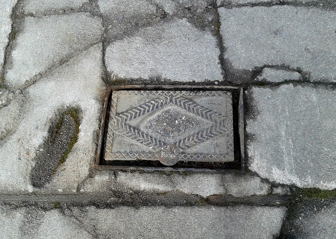 Egentligen är ju inte bara locket i sig intressant utan också trottoaren :-)