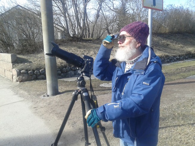 Antti Seppälä lät mig låna skyddsglaset och jag kunde se hur månens skugga nästan helt täckte solen. Magiskt vackert!