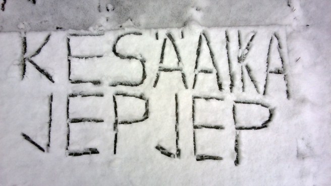 På svenska står här Sommartid ja ja.