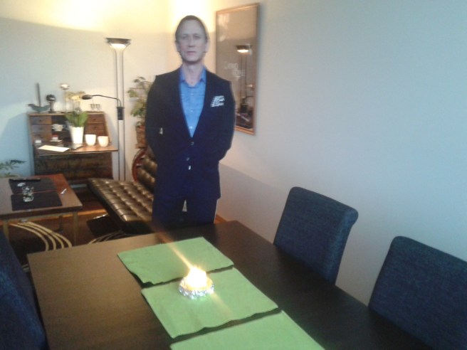 Daniel och jag väntar med spänning på våra gäster.