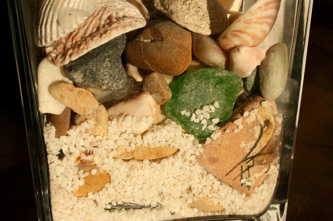 Sand, stenar och snäckor - fina semesterminnen.