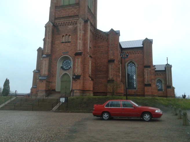 Ensam på kyrkbacken. Var är mamma?