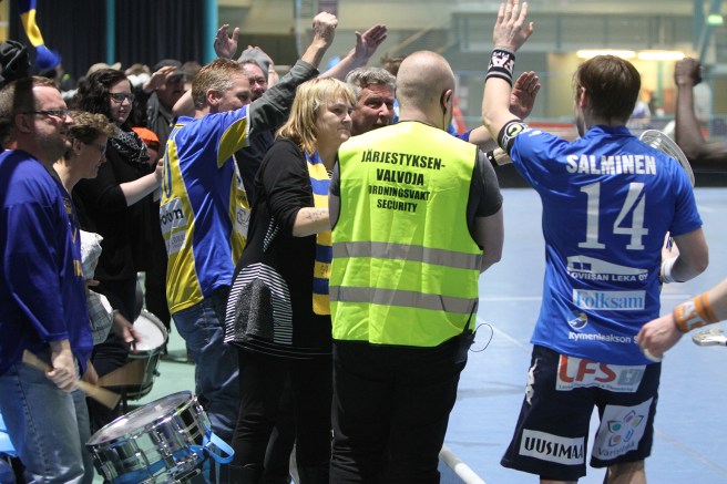 Kaptenen och resten av laget tackar fansen. Ordningsmännen var tydligen rädda att vår glädje skulle urarta helt...