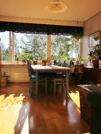 Härligt ljus lägenhet med fönster mot tre väderstreck till salu!