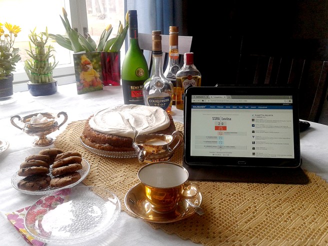 Vi följer med damernas innebandy i Uleåborg.