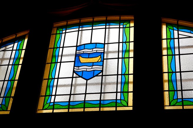 Fönster i gamla Kuggomskolans festsal.