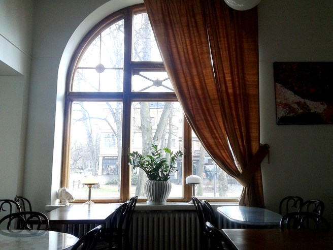 Ett av fönstren i Café Cabriole i Borgå.