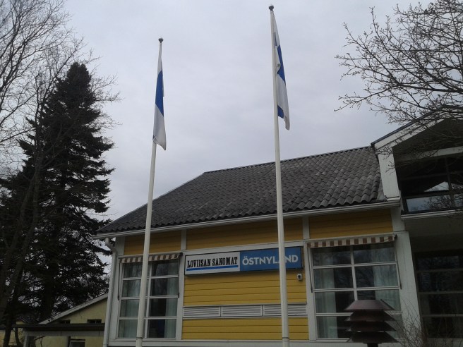 Flaggan i topp för riksdagsvalet, och två skyltar på köpet :-)