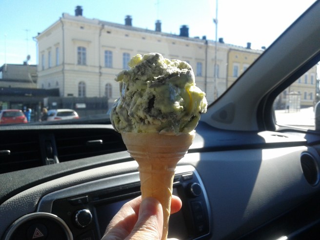 Första glassen i strut, favoriten citronlakrits.