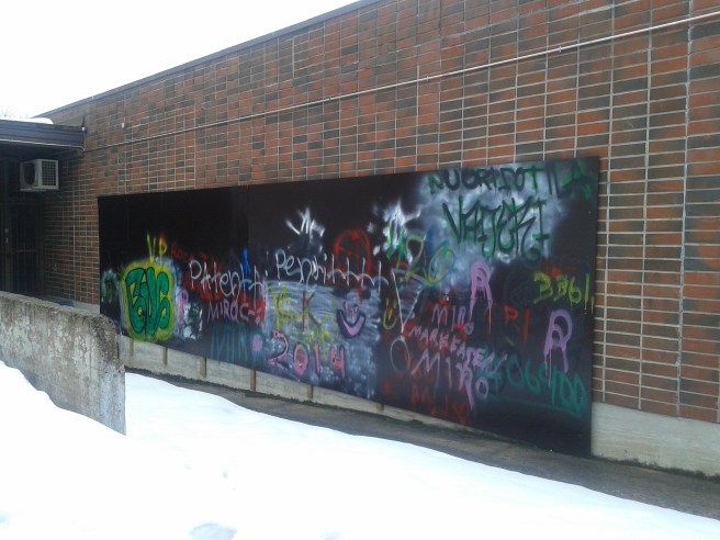 På baksidan av ungdomsgården var det tillåtet att klottra på en skiva.