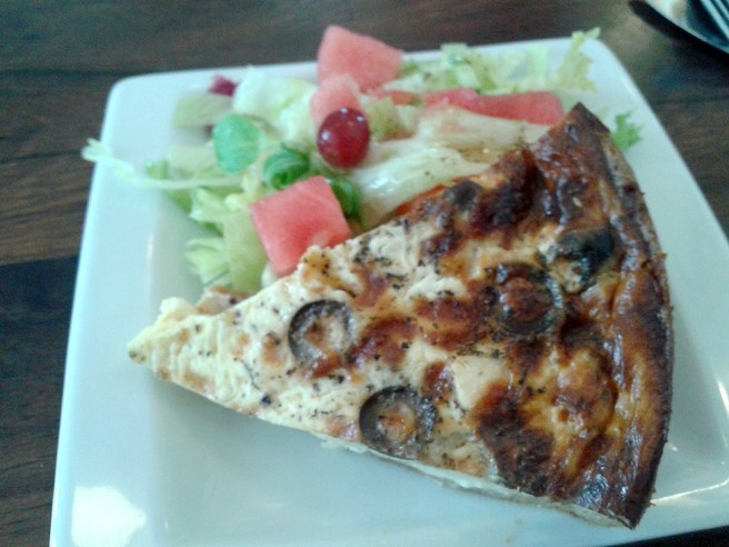 Fetaostpaj och en fräsch sallad.