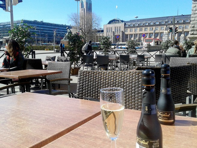 Strax före klockan tolv skumpa på Mount Everst Restaurant.