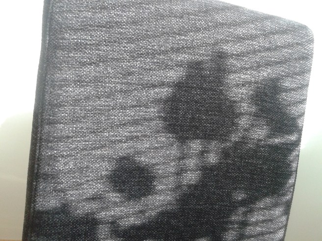 Blomster gör skuggmönster på stol.