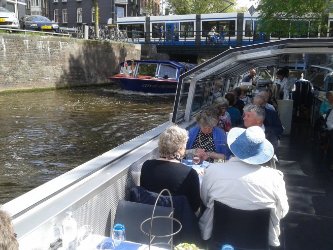 Bästa vädret för kryssning på kanalerna, en fantastisk smörgåslunch, och toppenduktig guide.