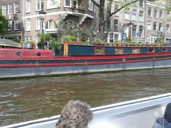 Blomsterprakt på båt.