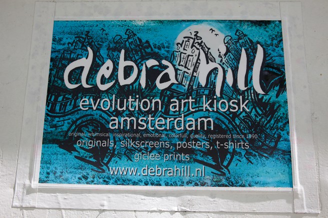 En skylt som presenterar en kiosk med konst i Amsterdam.