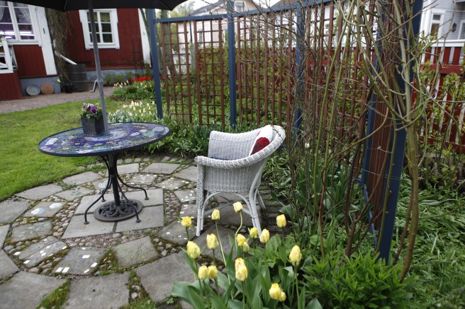 Än grönskar det inte för fullt i trädgårdarna, men håll ut - efter en vecka eller två är det bra mycket grönare och varmare!