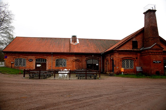 Här finns en cafeteria som åtminstone har sommaröppet, en liten butik och ett museum.