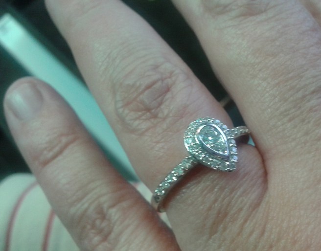 Första gången i livet jag hade en ring som är värd 6 400 euro på fingret.