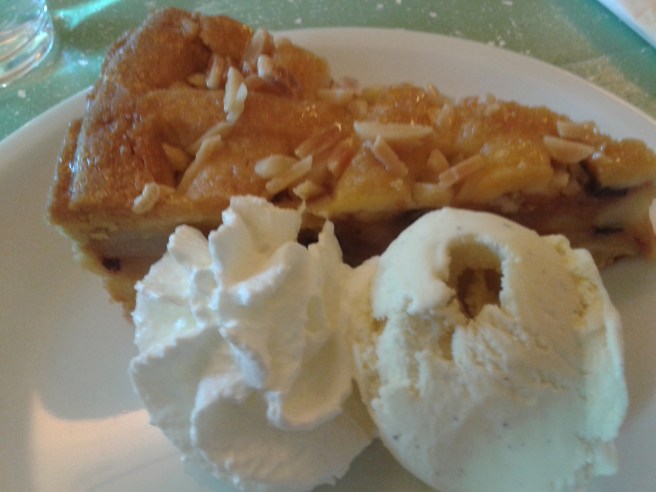 Äppelkaka och glass på ostfabrikens restaurang.