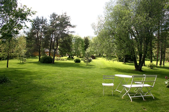 Familjen har förvandlat gården till en stor engelsk park. Att klippa gräset med traktor kräver tre timmar.