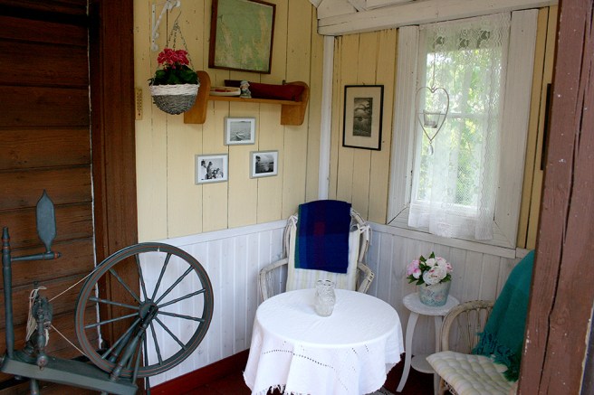 I gårdshuset har Engström-Tola iståndsatt verandan. Där sitter de och njuter av en kopp kaffe eller ett glas vin i kvällssolen.