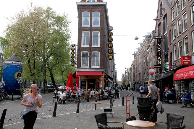 Den här byggnaden särar sig inte lika mycket men vackert är det.