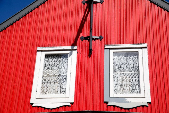 Pigg färg på huset och söta små fönster i övre våningen.