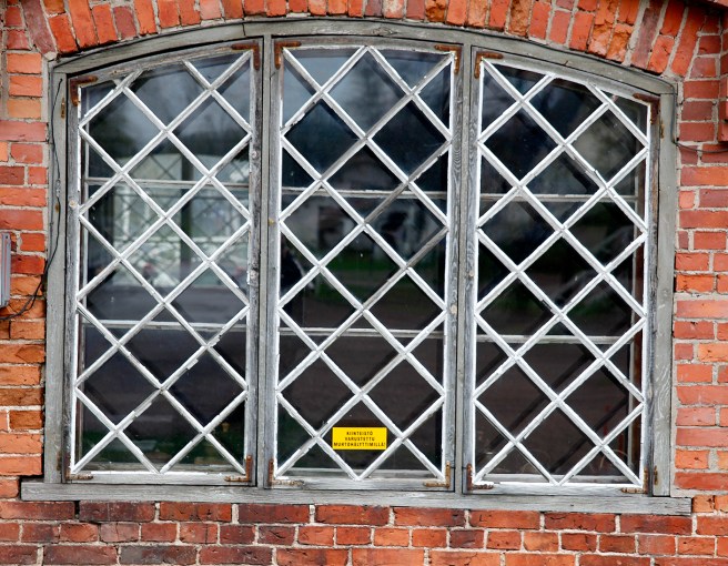 Det här fönstret tillhör en cafeteria i Strömfors bruk.