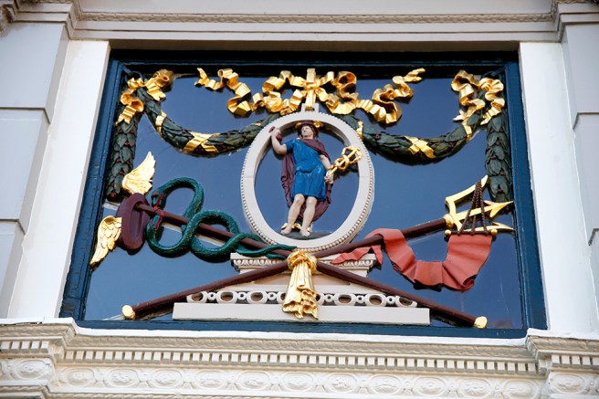 I fiskebyn Volendam hittade jag många vackra fönster. Det här fanns ovanför en dörr.