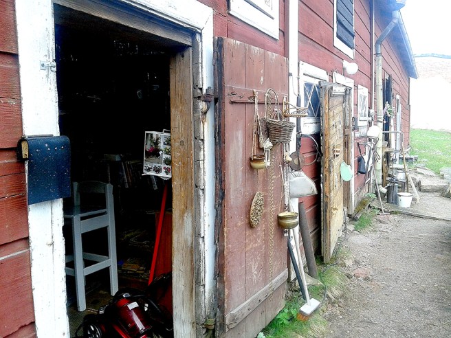 Loppmarknadssakerna finns i olika små rum i en gammal bod.