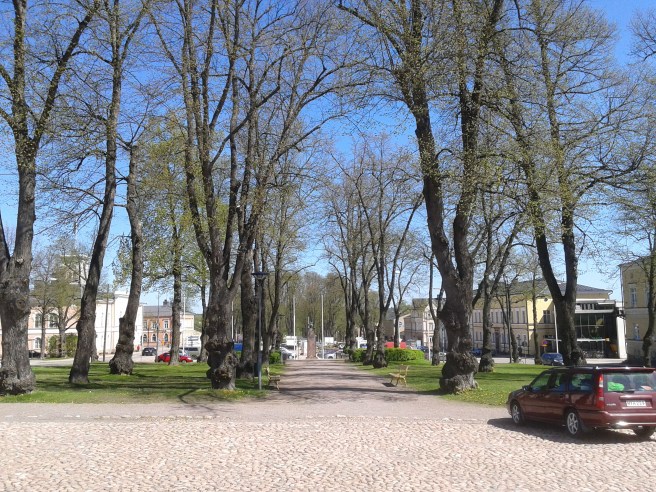 Än är grönskan inte särskilt tät i kyrkoparken.