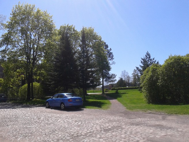 Men vänder jag på klacken och ser mot Bonga slott, också granne med kyrkan, ser det ut så här.