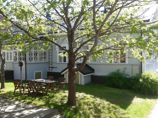 Vackraste grönskan hittade jag ändå på Lovisaredaktionens gård. Här kan anställda på två tidningar pausa. Detsamma gäller användarna av Sibeliushuset på bilden, som ligger på samma tomt.