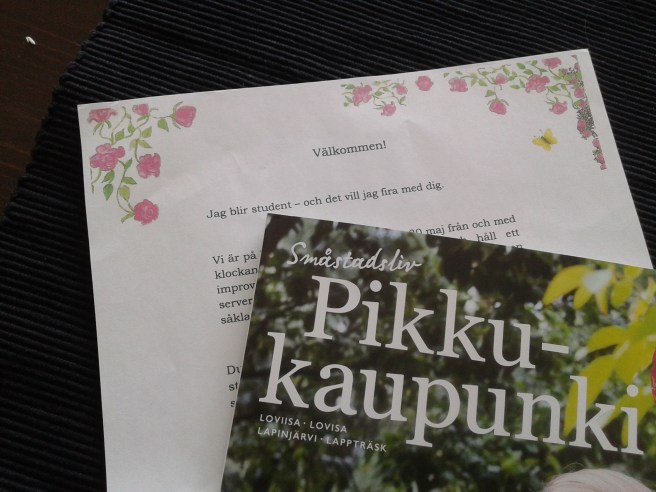 Inbjudan till studentfest och tidningen Småstad.