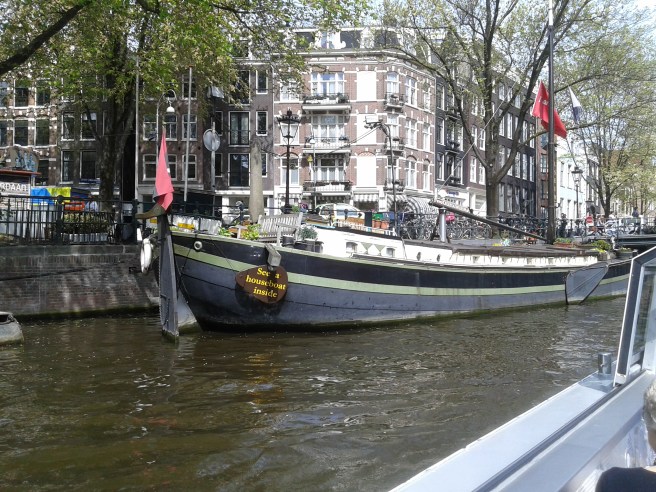 Lika väl som cyklister och tulpaner förknippas med Nederländerna gör husbåtarna i kanalerna det.