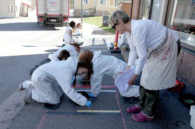 Elever från finska skolan tillsammans med sin bildkonstlärare Kaisa Korpela.