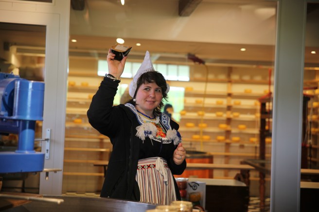 Hos ostproducenten fick vi veta att vassla är hälsosamt. Drick en liter per dag och du håller dig ung. Juliana på bilden är 85 år ;-)