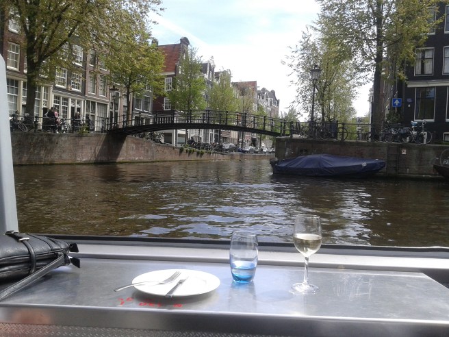 Tro det eller ej men det här är inte mitt vinglas. Skulle aldrig ställa det så där "vårdslöst" nära vattnet :-)