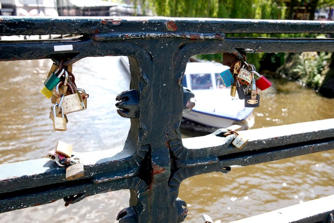 Kärlekslås på bro i Amsterdam.