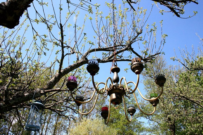 Äppelträdet håller på att få löv. Prydnader i olika storlekar finns både här och där.