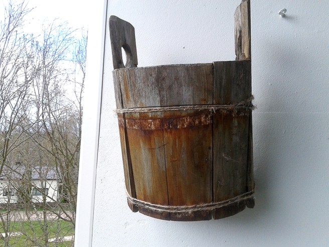 I den här ska jag placera blommor, men gör det inte nu eftersom jag kommer att vara några dagar bortrest.