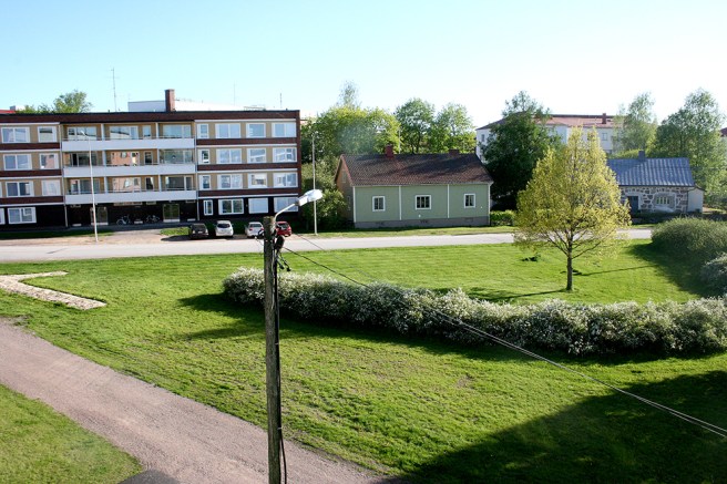 På den här gräsmattan betade travhästen som hade rymt i torsdags.