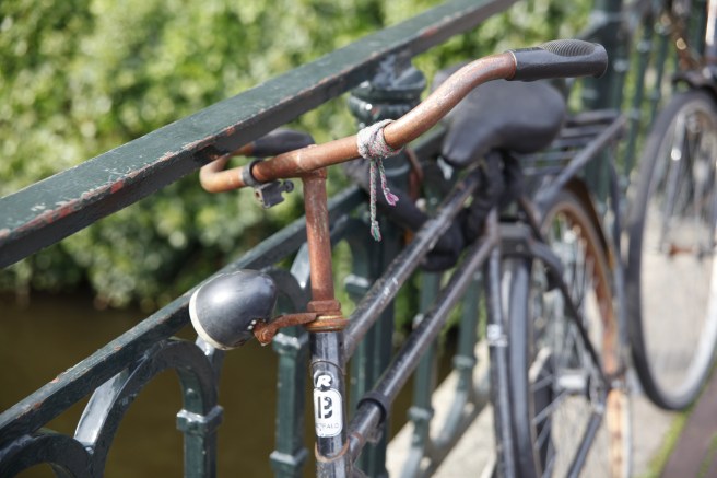 Det sker massor av cykelstölder i Nederländerna. Har du en fin och ny terrängcykel kan du vara rätt säker på att bli av med den. Därför är gamla och slitna men kära trotjänare populära.