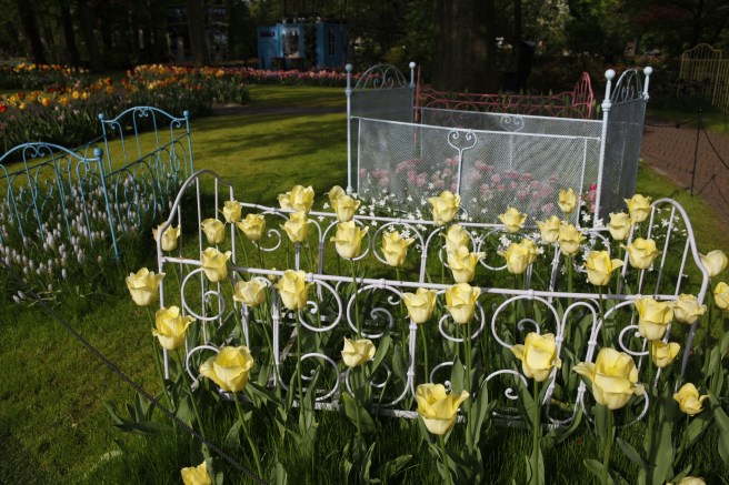 Har du gamla sängar liggande i något förråd? Varför inte göra blomsterbäddar av dem?