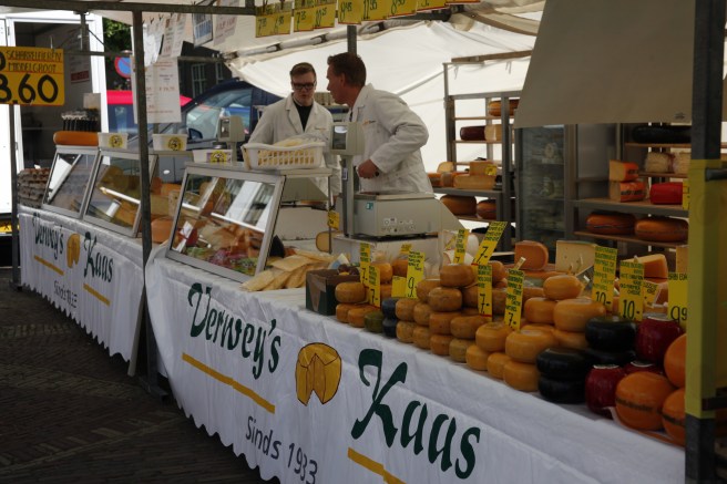 Ostar på den lokala marknaden i Volendam. Vi köpte våra direkt från producenten där vi senare guidades runt och åt vår lunch.