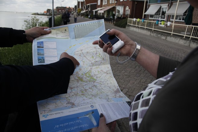 Guiden visar på kartan var vi är och berättar om hur den söta insjön uppstått.